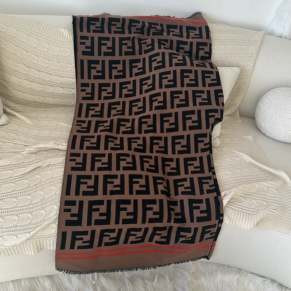 Pre-loved Fendi poncho - Picture 4 of 6